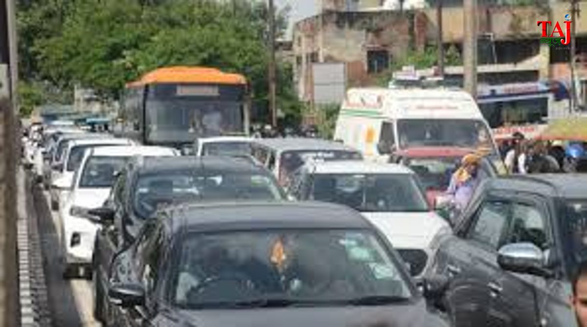 आगरा में एमजी रोड और फतेहाबाद रोड पर लगा लंबा ट्रैफिक जाम