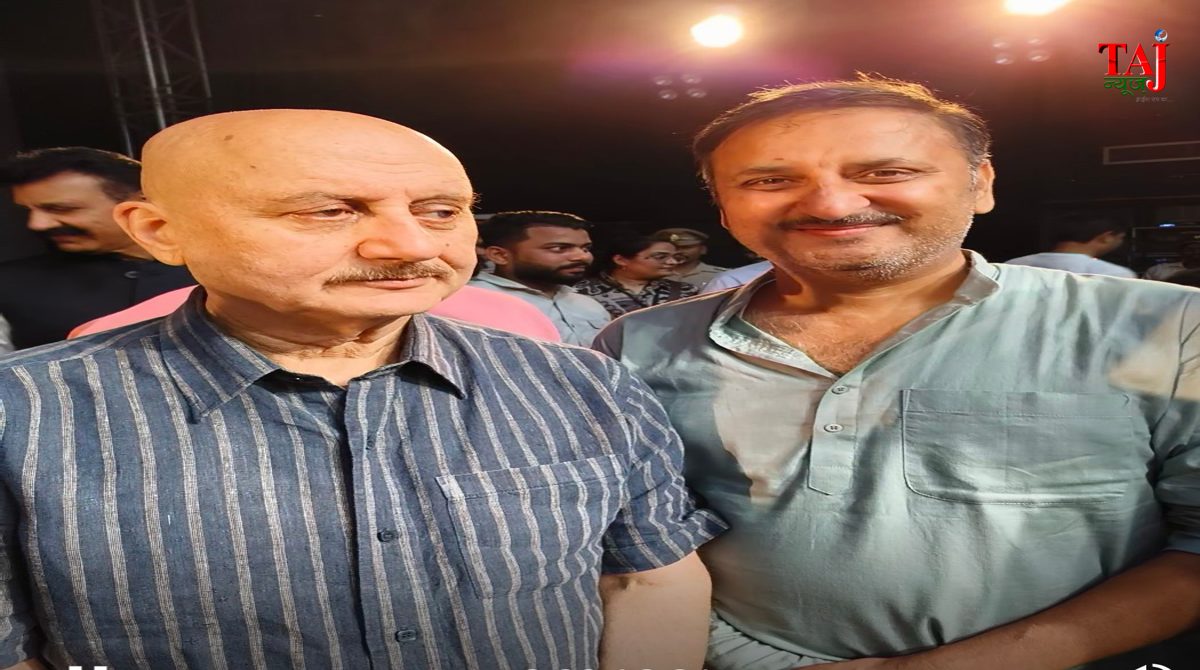 Anupam Kher interacting closely with Rohit Katyal in Agra during the biography play event at Sursadan