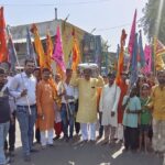आगरा में खाटू श्याम बाबा की निशान और पोशाक यात्रा: भजनों पर झूमे भक्त, गौशाला में की गौ सेवा Religious procession layout featuring colorful traditional flags and holy devotional symbols
