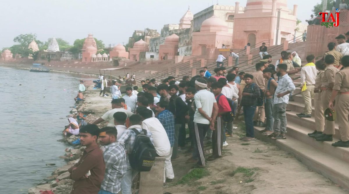 Massive crowd of devotees and police personnel gathered at Bateshwar Yamuna Ghat after drowning accident