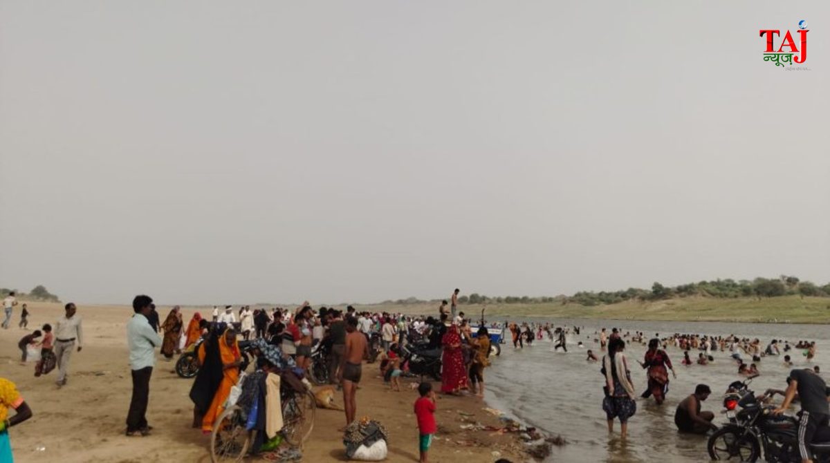 बटेश्वर धाम में गंगा दशहरा पर यमुना स्नान करते श्रद्धालु