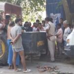 Ballia Road Accident: बलिया में दर्दनाक सड़क हादसा, पलटे हुए मैजिक सवारों को बेकाबू ट्रक ने रौंदा, 4 की मौत; 3 के सिर धड़ से अलग बलिया के मांझी-छपरा मार्ग पर मैजिक वाहन और ट्रक की भीषण टक्कर, कुचले हुए शव और दुर्घटनाग्रस्त वाहन की तस्वीर।