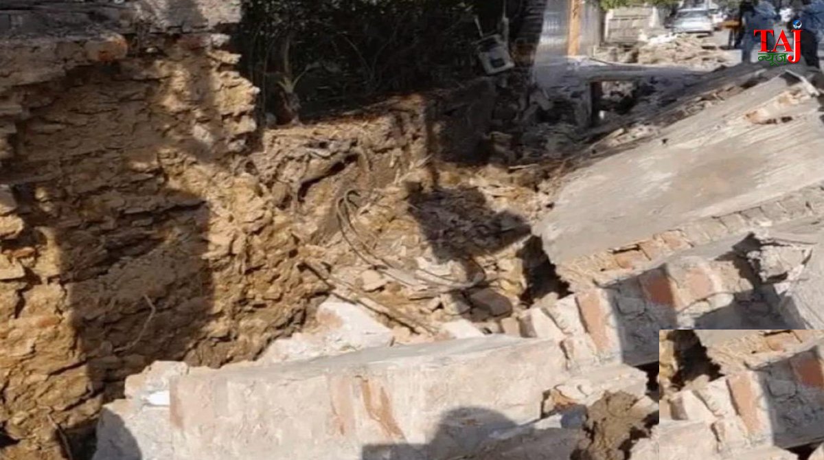 आगरा के बाग फरजाना में नाला निर्माण के दौरान गिरी दीवार, मलबे में दबे मजदूर और रेस्क्यू ऑपरेशन का दृश्य।