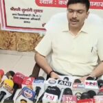 आगरा के डीएम मनीष बंसल जनगणना के पहले चरण में 'स्व-गणना' प्रक्रिया की जानकारी देते हुए।