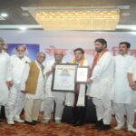उद्यमी डबी सरीन को 'नैतिक नागरिक सम्मान' प्रदान करते हुए कांग्रेस नेता अजय राय और प्रदीप जैन आदित्य।