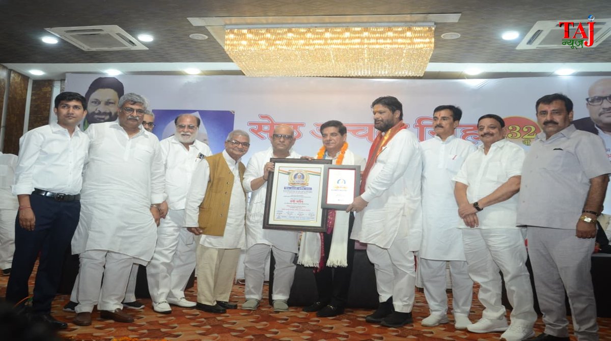 उद्यमी डबी सरीन को 'नैतिक नागरिक सम्मान' प्रदान करते हुए कांग्रेस नेता अजय राय और प्रदीप जैन आदित्य।