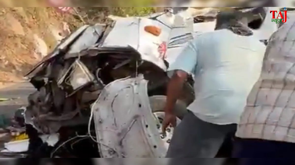 नेपाल के रोल्पा जिले में 700 मीटर गहरी खाई में गिरी जीप और बचाव अभियान का प्रतीकात्मक दृश्य