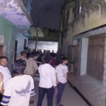 मेरठ के रसूलपुर धौलड़ी में बुजुर्ग किसान एजाज की हत्या के बाद घटनास्थल पर जुटी पुलिस और ग्रामीणों की भीड़