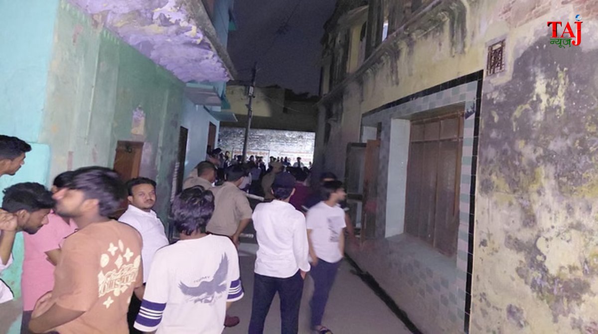 मेरठ के रसूलपुर धौलड़ी में बुजुर्ग किसान एजाज की हत्या के बाद घटनास्थल पर जुटी पुलिस और ग्रामीणों की भीड़