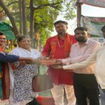 आगरा के सेक्टर-12 में सतानंद शर्मा की स्मृति में प्याऊ का उद्घाटन करते महंत गौरव गिरी और मदन मोहन शर्मा