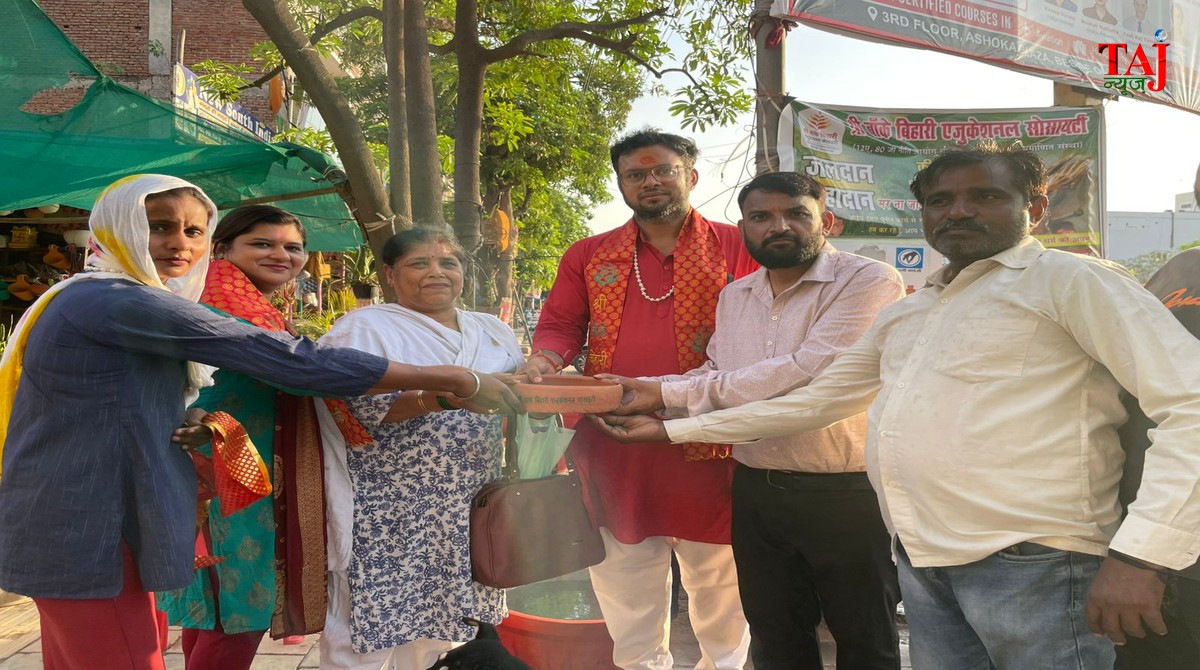 आगरा के सेक्टर-12 में सतानंद शर्मा की स्मृति में प्याऊ का उद्घाटन करते महंत गौरव गिरी और मदन मोहन शर्मा