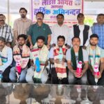 आगरा में मजदूर दिवस के अवसर पर लीडर्स आगरा संस्था द्वारा सफाई कामगारों का पटका पहनाकर सम्मान और बोतलों का वितरण