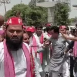 आगरा में सपा सांसद हाउस अरेस्ट, कलेक्ट्रेट पर भारी हंगामा Samajwadi Party MP Ramji Lal Suman arguing with Agra Police during house arrest blockades