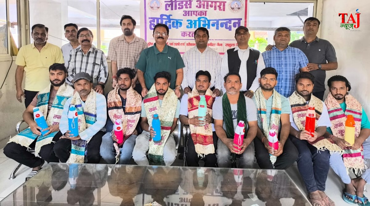 आगरा में मजदूर दिवस के अवसर पर लीडर्स आगरा संस्था द्वारा सफाई कामगारों का पटका पहनाकर सम्मान और बोतलों का वितरण