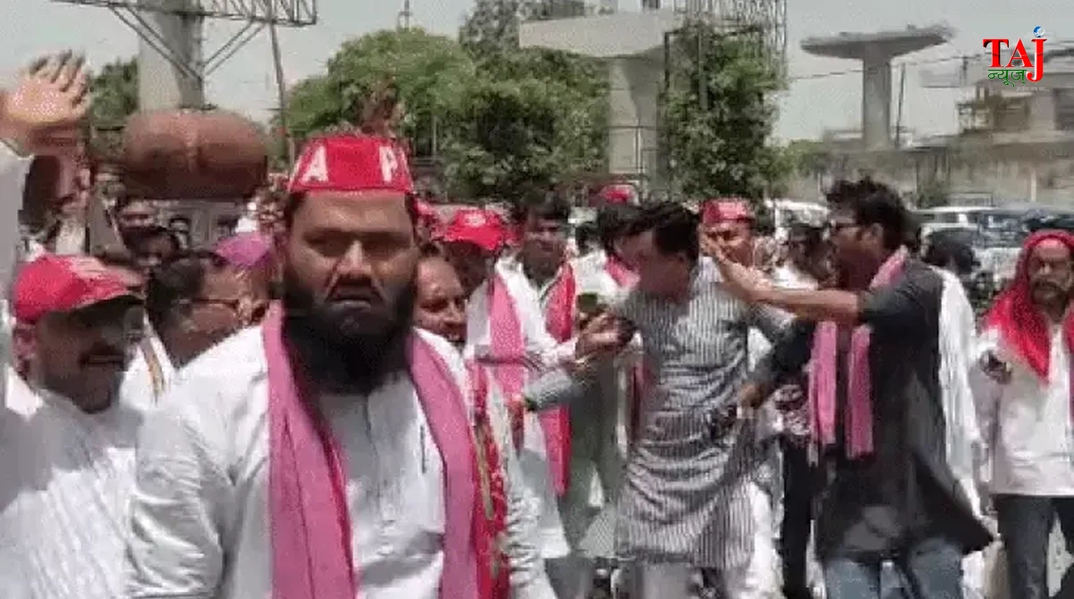 Samajwadi Party MP Ramji Lal Suman arguing with Agra Police during house arrest blockades