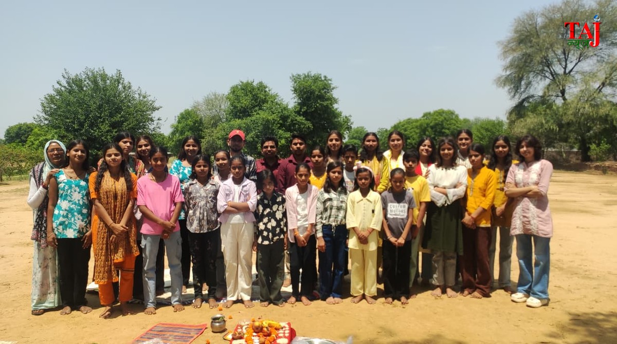 आगरा की कुआं खेड़ा स्पोर्ट्स एकेडमी में बुद्ध पूर्णिमा पर हवन और वृक्षारोपण करते खिलाड़ी और संचालक