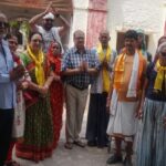 आगरा के ताजगंज स्थित कुष्ठ सेवा सदन में वाधवा परिवार द्वारा भोजन और सामग्री वितरण के दौरान मुस्कुराते हुए आश्रमवासी और समाजसेवी