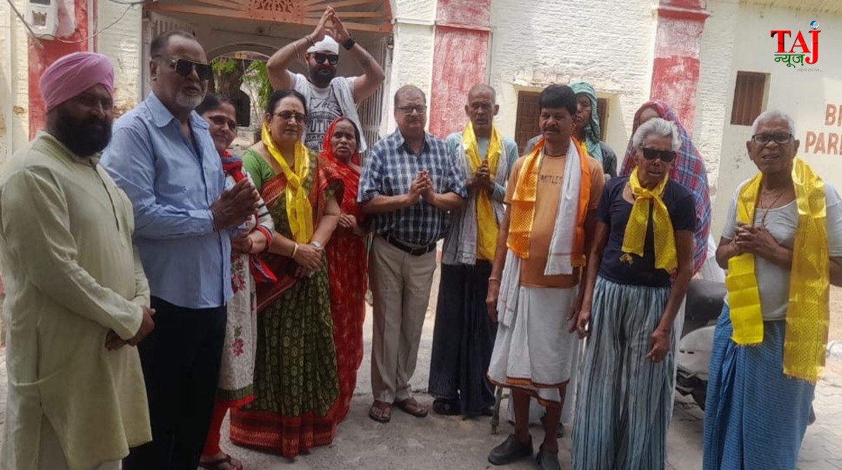 आगरा के ताजगंज स्थित कुष्ठ सेवा सदन में वाधवा परिवार द्वारा भोजन और सामग्री वितरण के दौरान मुस्कुराते हुए आश्रमवासी और समाजसेवी