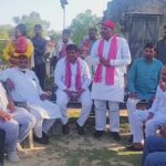 आगरा समाजवादी पार्टी जिलाध्यक्ष ऊदल सिंह कुशवाह अकोला ब्लॉक में ग्रामीणों के साथ प्रीपेड मीटर के खिलाफ प्रदर्शन करते हुए