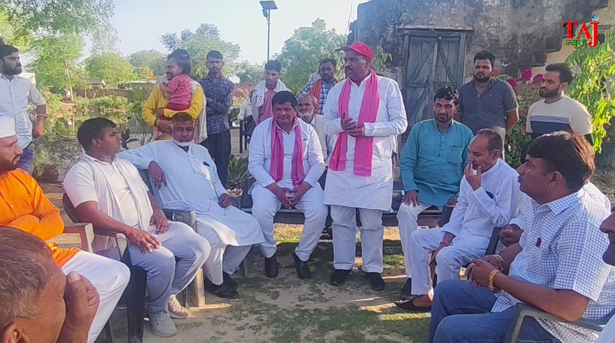 आगरा समाजवादी पार्टी जिलाध्यक्ष ऊदल सिंह कुशवाह अकोला ब्लॉक में ग्रामीणों के साथ प्रीपेड मीटर के खिलाफ प्रदर्शन करते हुए