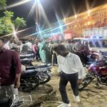 आगरा के एत्मादपुर में शादी समारोह में हंगामे के बाद फरार दूल्हे के खाली पड़े स्टेज का दृश्य