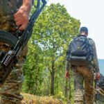 छत्तीसगढ़ के कांकेर में आईईडी ब्लास्ट के बाद सुरक्षाबलों का सर्च ऑपरेशन और शहीद जवानों को श्रद्धांजलि का प्रतीकात्मक दृश्य