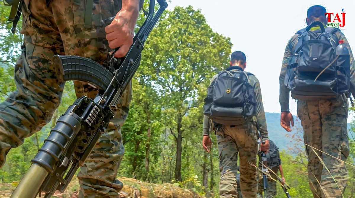 छत्तीसगढ़ के कांकेर में आईईडी ब्लास्ट के बाद सुरक्षाबलों का सर्च ऑपरेशन और शहीद जवानों को श्रद्धांजलि का प्रतीकात्मक दृश्य
