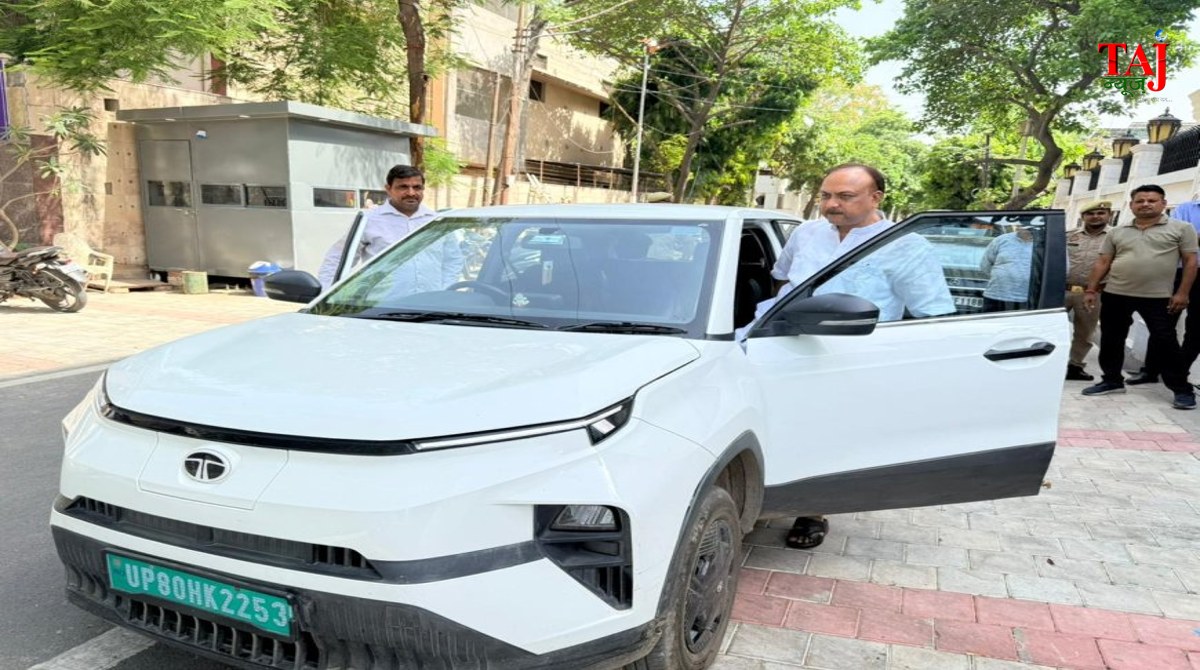 Agra MP Naveen Jain adopting modern electric car and reducing convoy vehicles to save fuel