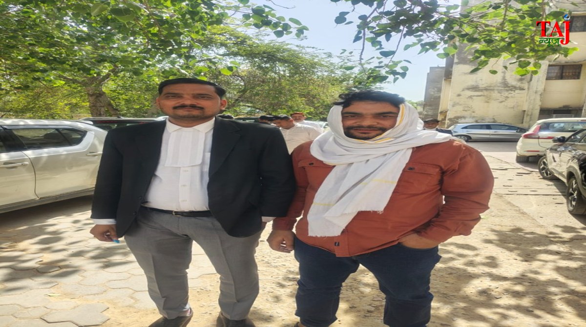 Main accused Ravi Yadav along with his advocate surrendering in Agra court in Asgar Ali murder case investigation