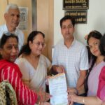 सपा प्रवक्ता राजकुमार भाटी के बयान पर भड़का ब्राह्मण समाज, आगरा में जिलाधिकारी मनीष बंसल को सौंपा ज्ञापन, कड़े एक्शन की मांग All India Brahmin Mahasabha delegation submitting a memorandum to Agra DM Manish Bansal