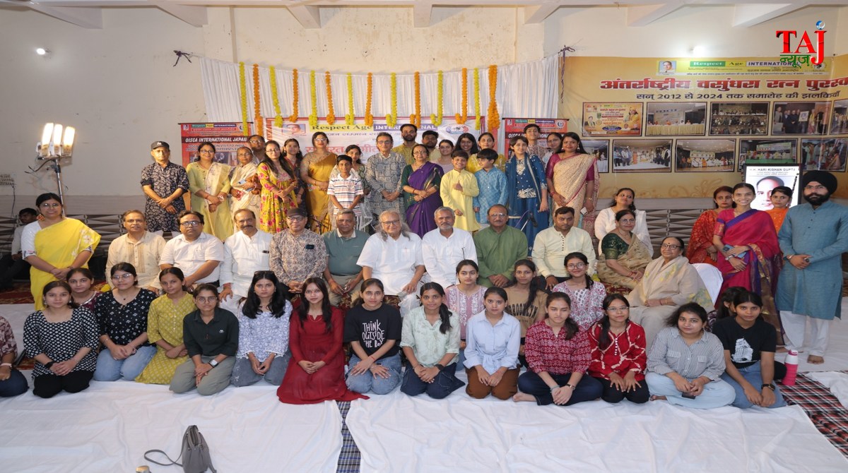Artists performing beautiful devotional bhajan during Sanatan Sangeet Sandhya at Harikrishna Vriddhajan Samman Bhavan Agra