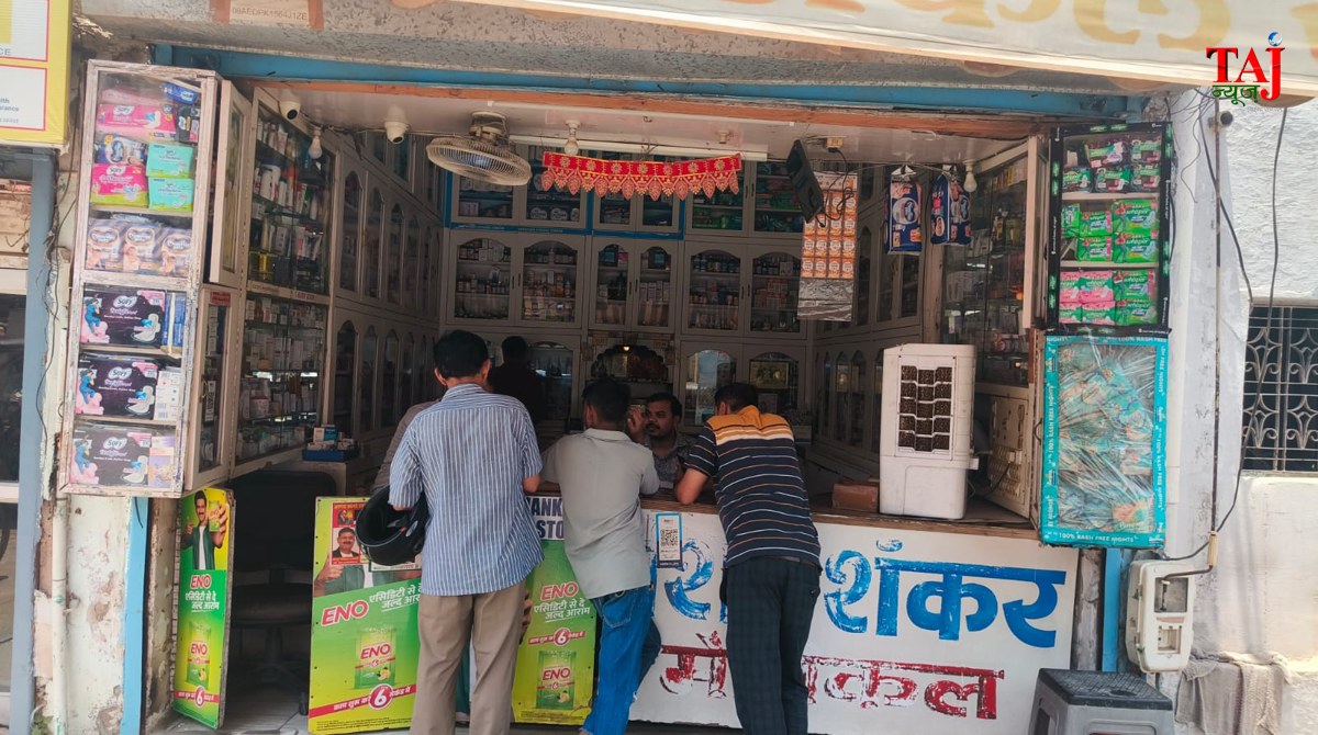 Agra Retail Chemists Association members shouting slogans of unity and opening medical stores in Agra