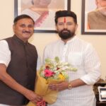 कैबिनेट मंत्री चिराग पासवान से मिले कैट व्यापारी, रखीं मांगें CAIT Agra District President Rohit Katyal presenting a memorandum to Union Minister Chirag Paswan at Panchsheel Bhawan in New Delhi