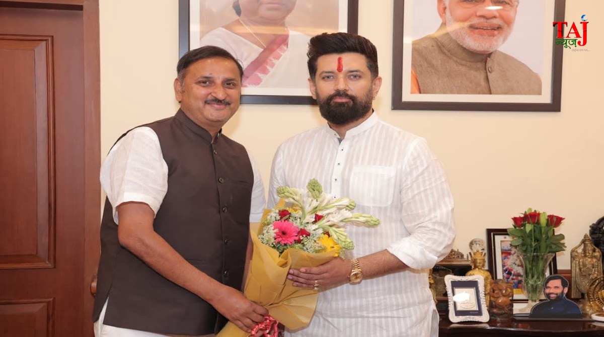 CAIT Agra District President Rohit Katyal presenting a memorandum to Union Minister Chirag Paswan at Panchsheel Bhawan in New Delhi
