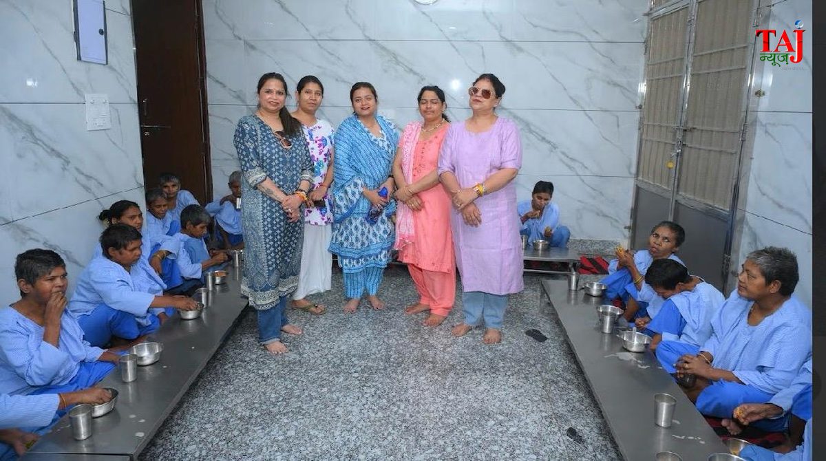 Man ki Udaan Foundation members celebrating Mother's Day with elderly mothers at Apna Ghar in Agra.