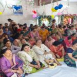 श्रीमद्भागवत कथा समापन: आगरा के कमला नगर में सुदामा चरित्र सुन भावविभोर हुए श्रद्धालु, बोले- इच्छाओं पर नियंत्रण रखने वाला ही सच्चा भक्त Traditional Hindu devotees listening to Srimad Bhagwat Katha sermon at Radha Krishna Temple in Kamala Nagar Agra