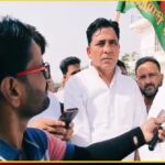 आगरा इनर रिंग रोड टोल प्लाजा पर समाजवादी पार्टी के पदाधिकारियों का UP-80 गाड़ियों को टोल फ्री करने की मांग को लेकर प्रदर्शन
