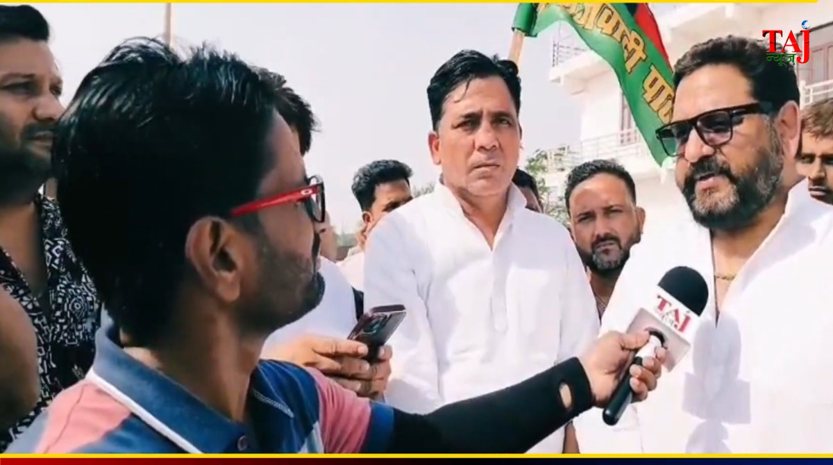 आगरा इनर रिंग रोड टोल प्लाजा पर समाजवादी पार्टी के पदाधिकारियों का UP-80 गाड़ियों को टोल फ्री करने की मांग को लेकर प्रदर्शन