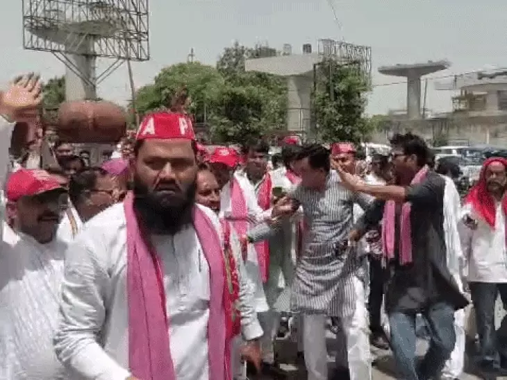 Samajwadi Party MP Ramji Lal Suman arguing with Agra Police during house arrest blockades