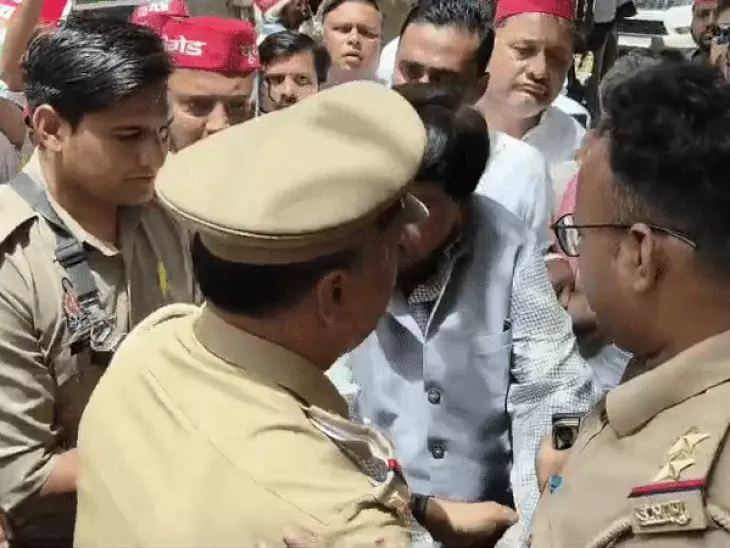Samajwadi Party activists protesting at Agra Collectorate distributing Melody toffees to target government