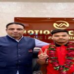 आईआईटी एडवांस्ड 2026 में ताजनगरी के 'मोशन एकेडमी' का ऐतिहासिक दबदबा: शौर्य बंसल ने आगरा मंडल में पाई 119वीं रैंक, कुल 42 छात्रों का चयन Motion academy agra director and faculty group distributing sweets to iit advanced rankers review setup