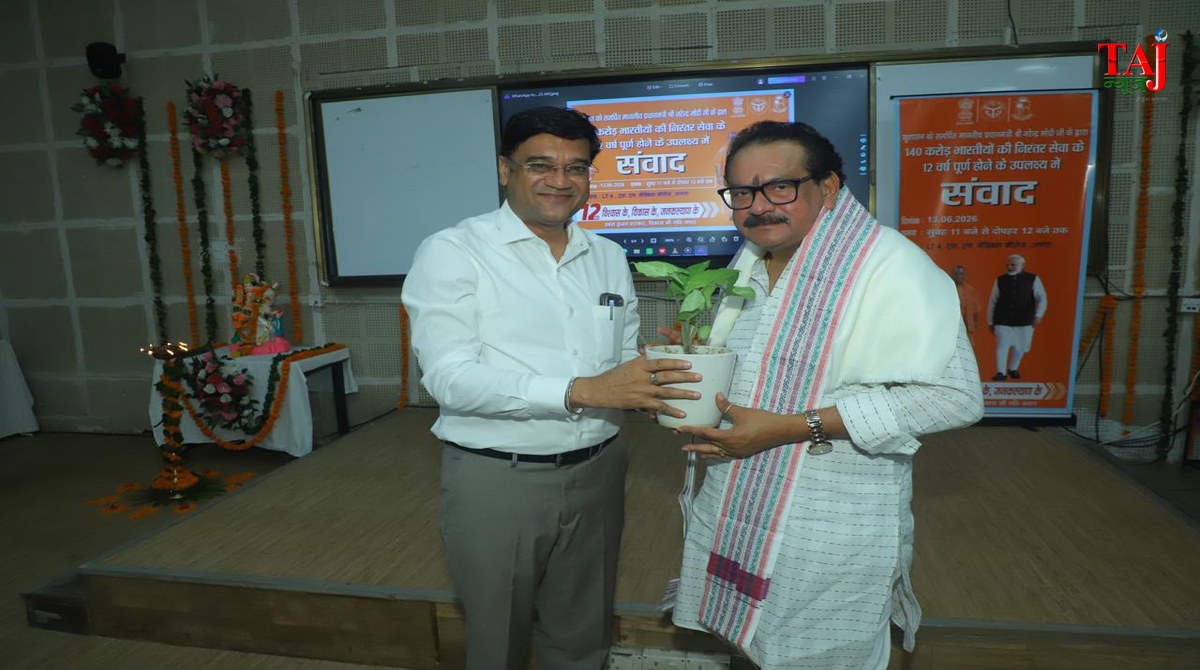 SP Singh Baghel and dignitaries at SN Medical College Agra event setup review