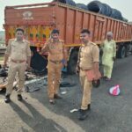 उन्नाव में गंगा एक्सप्रेसवे पर काल बनी तेज रफ्तार: खड़े ट्रक में पीछे से घुसी बेकाबू कार, प्रयागराज के 4 युवकों की मौके पर ही दर्दनाक मौत, मची चीख-पुकार ecurity agencies and local police cordoning off a critical highway accident perimeter review setup
