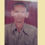 कानपुर में दिल दहलाने वाली वारदात: घर के बंद कमरे में मिला 92 वर्षीय बुजुर्ग का सड़ा-गला शव, ऊपर रहता था परिवार, नीचे चार दिन से पड़ी थी लाश Official forensic investigative vehicle parked outside a residential complex building perimeter review