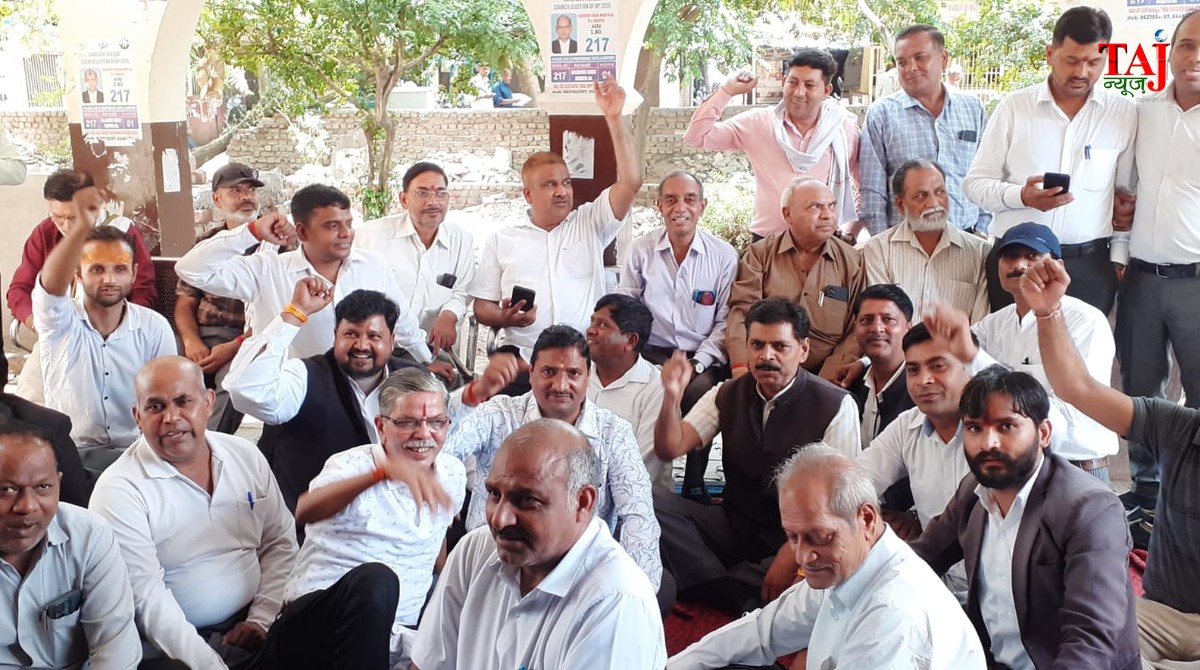 Official protest application and signatures submitted by the bar association committee at Agra registry office review setup.