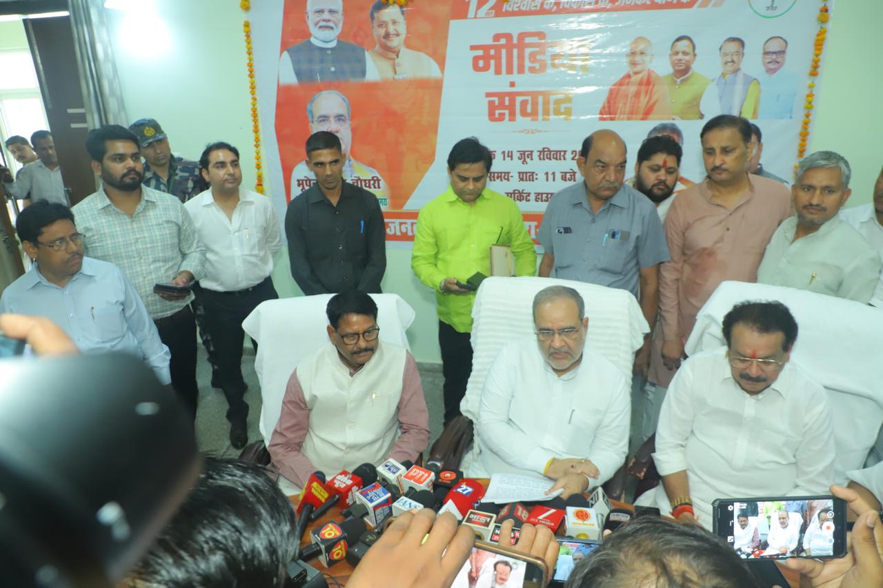 Central Minister SP Singh Baghel and dignitaries at Agra Circuit House Press Conference