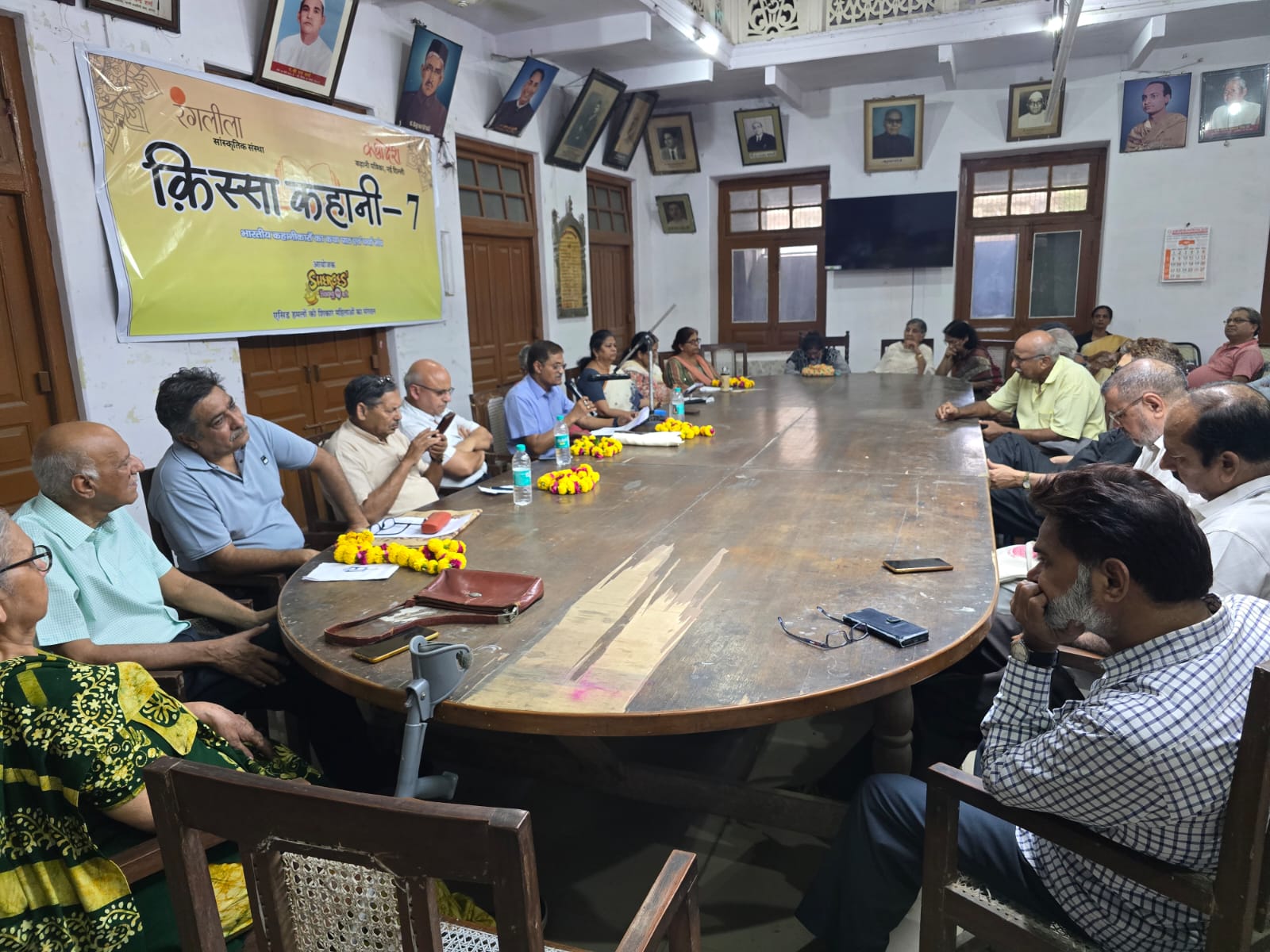 Pro Jyotsna Raghuvanshi addressing the literary gathering in Agra