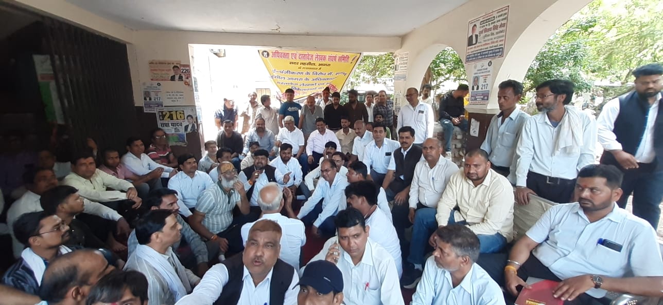 Lawyers gathering and protesting at Sadr Tehsil campus in Agra
