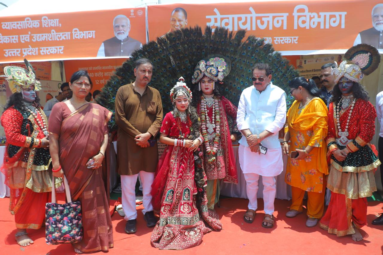 Dignitaries and public checking government department stalls at BSNL ground Agra
