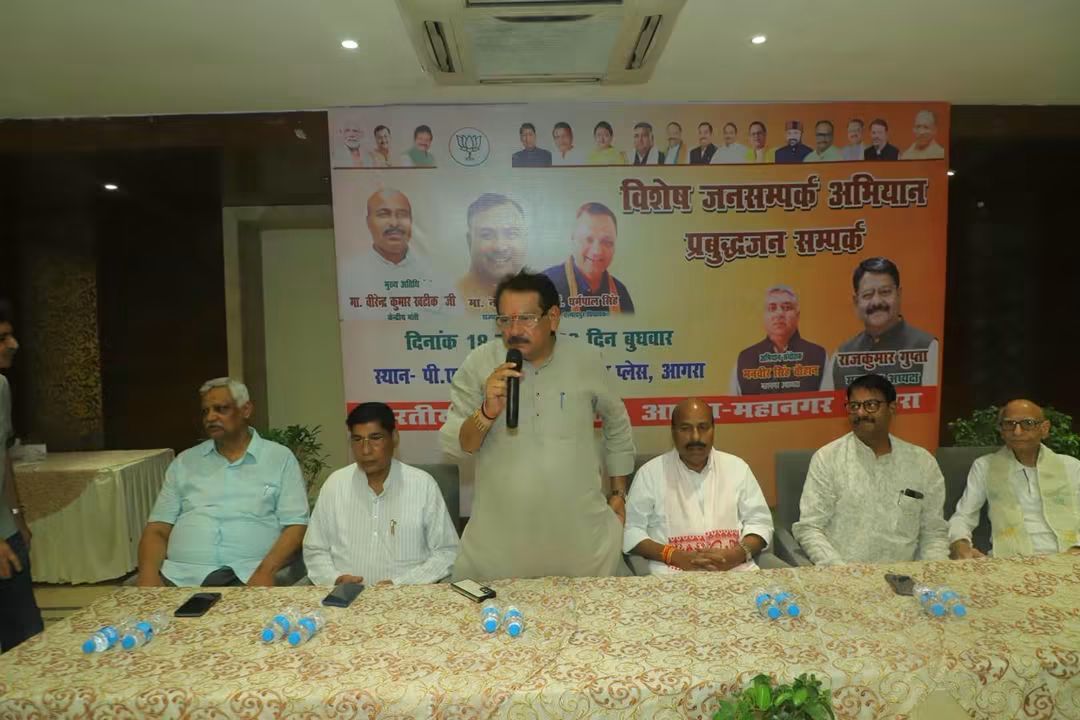 Union Ministers Dr Virendra Kumar and SP Singh Baghel felicitating prominent citizens at PL Palace Agra